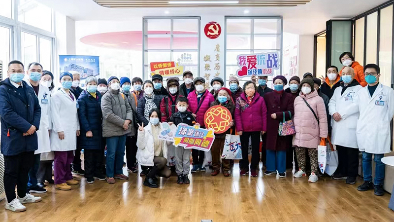 医大携手徐泾镇党群办（统战）开展健康咨询活动