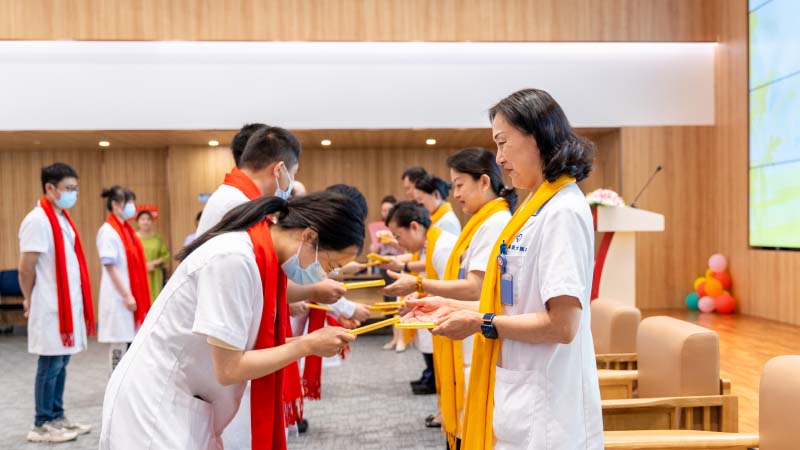 薪火相传 守正创新，我院举行中医科名师收徒拜师仪式