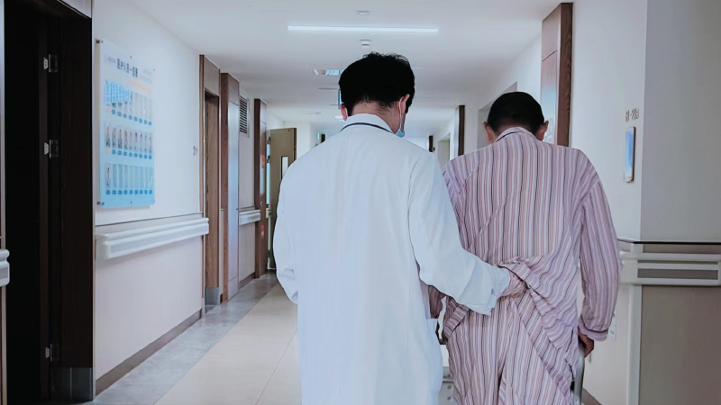 他曾被判定想要站起来比登天还难，但奇迹发生了……