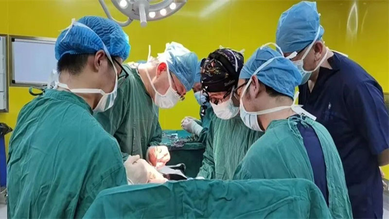 持续血尿查出膀胱癌，术前又惊现 “不定时炸弹”！多学科协同“作战”，守护生命防线