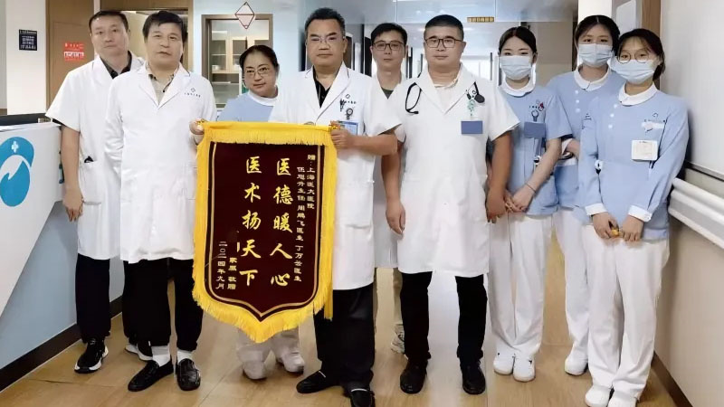 用心服务，七旬爷叔重获“心”生，鲜红锦旗，医患之间“双向奔赴”