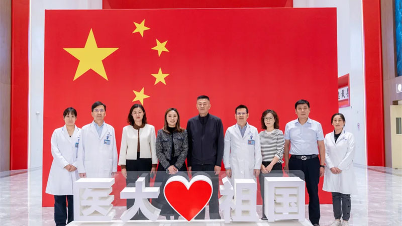 青浦区朱家角镇领导莅临我院视察指导并慰问先心病患儿