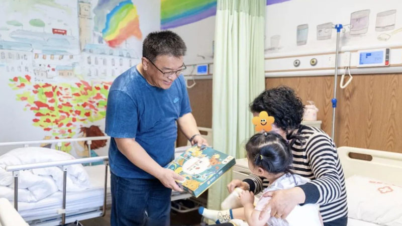 内蒙古锡林郭勒盟红十字会代表到院看望先心病患儿