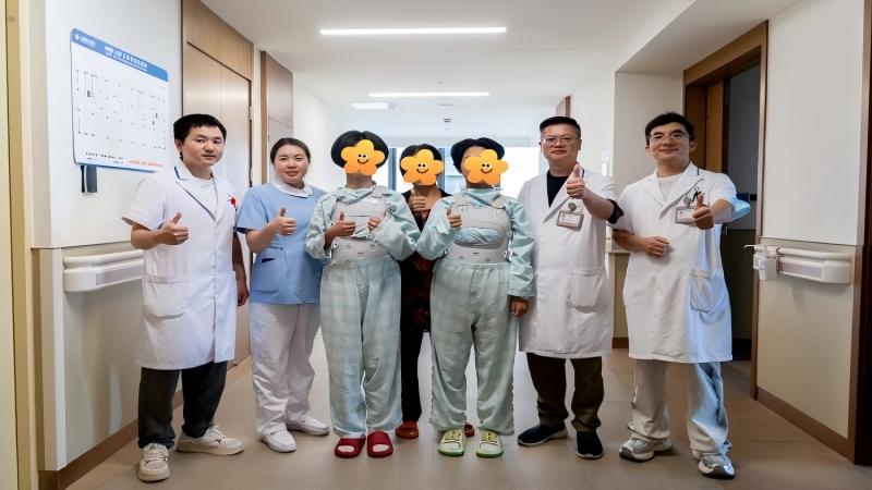 长发藏起脊背秘密，山东姐妹在上海重获挺直人生