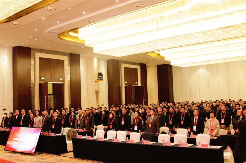 400余名专家、学者起立高唱国歌.jpg